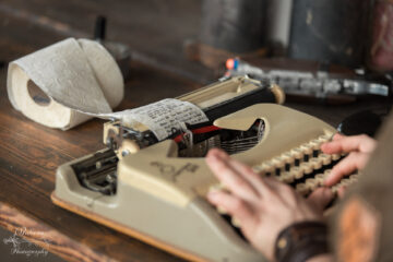 Ein Schriftstück wird auf Klopapier auf einer Schreibmaschine geschrieben